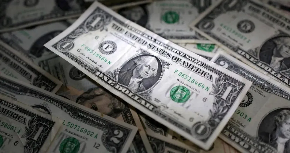 الدولار يتراجع مع ترقب إشارات «الفيدرالي»