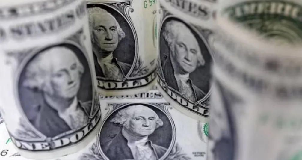 الدولار يتراجع من أعلى مستوى في 18 شهراً