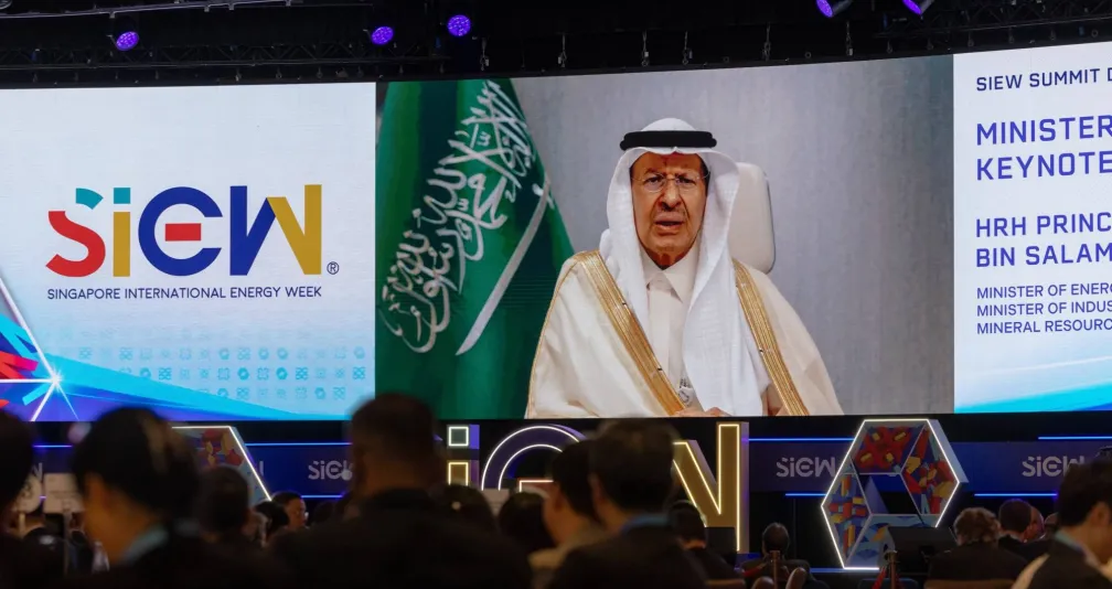 السعودية وسنغافورة ترتبان لتخزين النفط الخام بدءاً من 2027